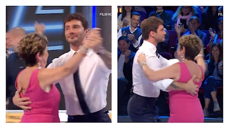 Ad Affari Tuoi Stefano de Martino trasforma lo studio in una scuola di danza: Stasera è un manicomio