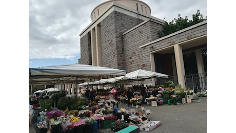 Cagliari, nella giornata dedicata ai defunti prezzi dei fiori stabili ma calano le vendite