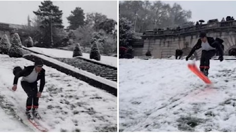 Nevica a Parigi e la discesa di Montmartre si trasforma in una pista da sci improvvisata