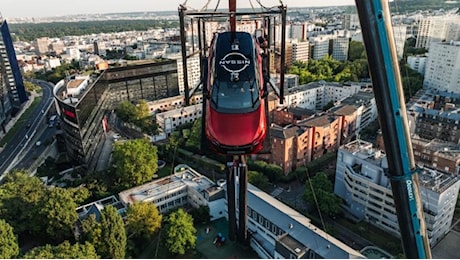 Una Nissan Qashqai è stata lanciata col bungee jumping: ecco perché