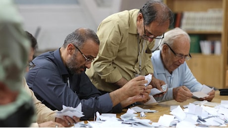 Iran al voto, Pezeshkian e Jalili in testa
