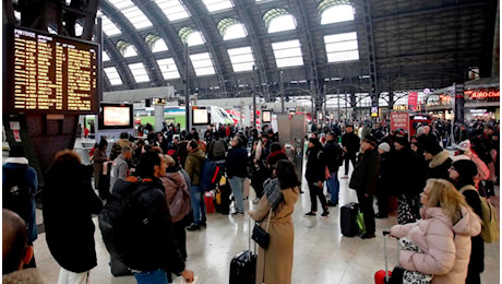 Macchinista investito e ucciso dal treno a Rubiera, era dipendente di Mercitalia: linea Milano-Bologna sospesa