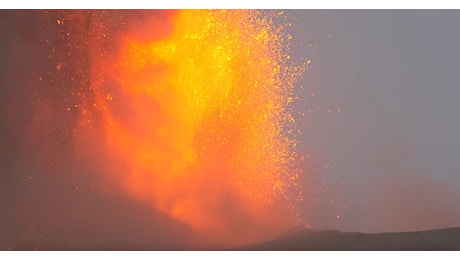 Nuova fase eruttiva dell’Etna, fontane di lava e nube di cenere alta 5 chilometri: le immagini