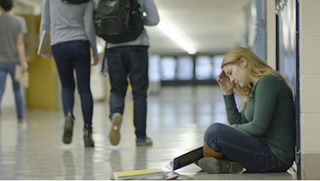 Bullismo, a Massa-Carrara studentessa tenta il suicidio a scuola: soccorsa da compagna e professore