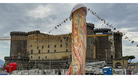 “Tu si ‘na cosa grande”, l’opera di Gaetano Pesce a Napoli scatena l’ironia per la sua forma