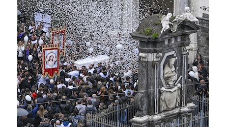 Lacrime e commozione per l'ultimo saluto ad Arcangelo: l'appello alla 'verità' di mons. Battaglia