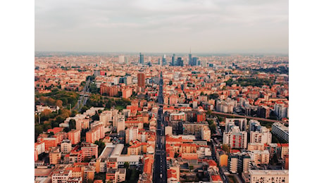 Casa, famiglie in fuga dalle città. Boom di compravendite nell’hinterland