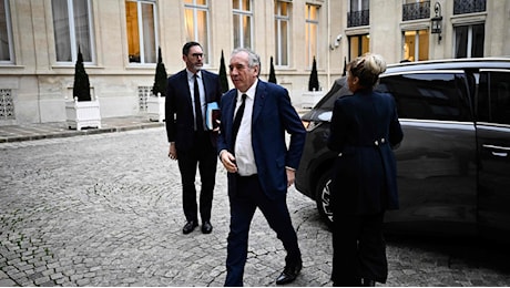 Francia, Bayrou vara il governo con molti ex illustri. I socialisti si sfilano