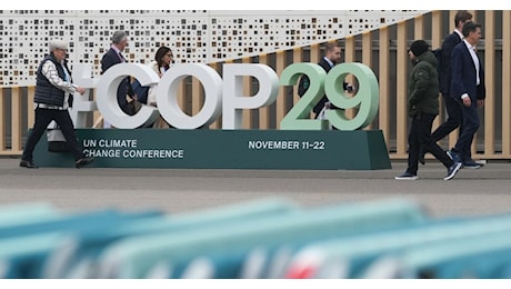 Cop29 sul clima, tra chi punta i piedi sul fossile ai contentini sui fondi: la battaglia per trovare un accordo (che rischia di saltare)