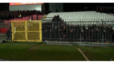 Perché i tifosi del Milan sono andati via dallo stadio di Monza dopo appena dieci minuti