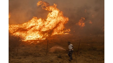 Esplode un incendio in una montagna della California