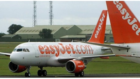 Volo EasyJet dirottato a Bari: 16enne tenta di aprire il portellone, insulta una bimba e minaccia di morte il personale. «Un inferno»