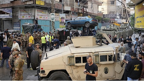 Libano, nuovi attacchi di Israele: morti due dipendenti Onu, Hezbollah spara decine di razzi