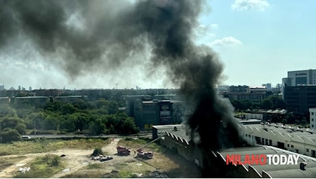 Incendio a Milano, fiamme in una concessionaria: alta colonna di fumo nero