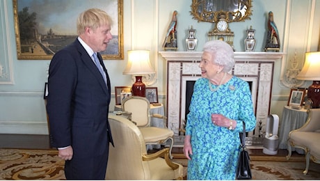 Boris Johnson rivela: «La regina Elisabetta aveva un cancro alle ossa, lo sapevo da un anno prima che morisse»