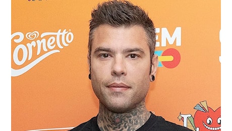 Fedez, il bacio con una ragazza in discoteca a New York. VIDEO