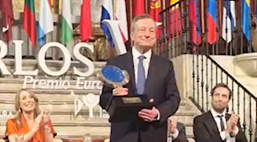 Draghi riceve il premio Carlo V da re Felipe VI di Spagna