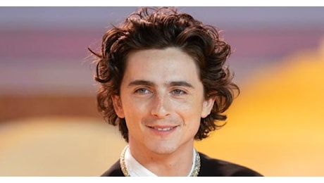 Timothée Chalamet arriva a sorpresa a una gara per trovare il suo sosia: il video