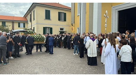 Folla commossa ai funerali della famiglia di Paderno Dugnano. I palloncini dei compagni di classe Ciao Lorenzo (VIDEO)