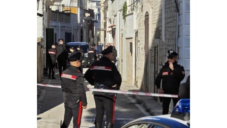 Bari, un uomo ucciso in casa a coltellate. Il corpo trovato da un vicino