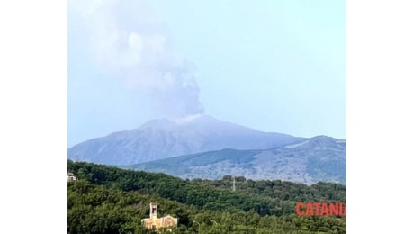 Etna, ripresa l'attività dal cratere Voragine: forti boati svegliano i paesi dell'hinterland