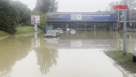 Maltempo a Bologna, a Borgo Panigale auto sommerse dall'acqua