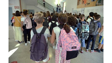 Scuola, cellulari vietati per under 14. Compiti, si cambia: le novità