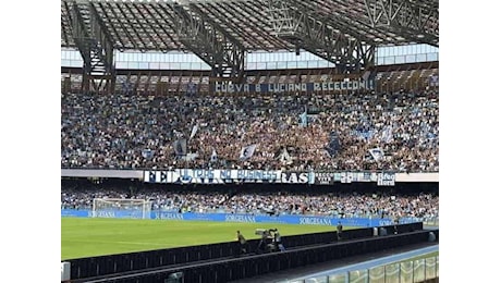 Striscione della Curva B durante Napoli-Lecce: “Ultras no business”