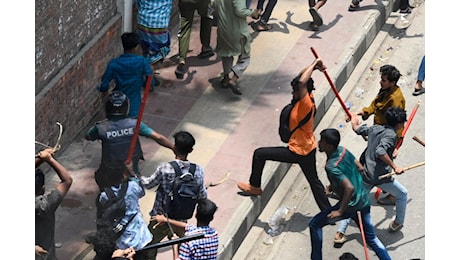 Violenti scontri tra polizia e studenti in Bangladesh, oltre 700 feriti e 32 morti