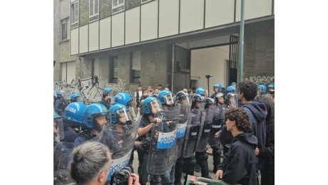 Istituto Birago 'militarizzato' per Valditara: 'Cosa ci vieni a fare in Barriera, non ti vuole nessuno' [VIDEO e