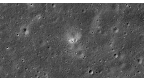Il lander della missione Chang'e-6 fotografato dallo spazio sulla superficie della Luna