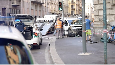 Furgone travolge quattro persone sul marciapiede a Milano, i testimoni: Abbiamo visto morti e arti amputati