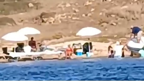 Sardegna, sull'isola protetta con ombrelloni e tavoli per il picnic