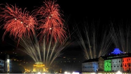 Torino, la pioggia non ferma la festa di San Giovanni: confermati i fuochi (con il divieto di «ombrelli a punta»)