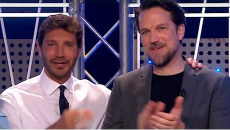 Affari Tuoi: Steven ascolta la fidanzata e perde 300mila euro, De Martino stuzzica i pacchisti. I social: Che rabbia
