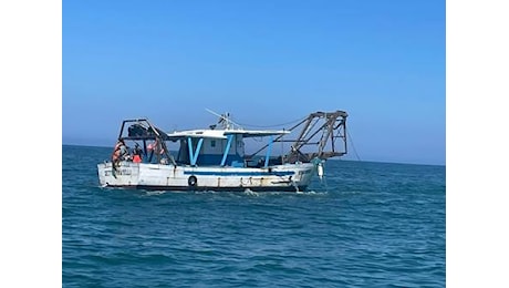 Si rovescia una vongolara a Focene, dispersi i due pescatori a bordo