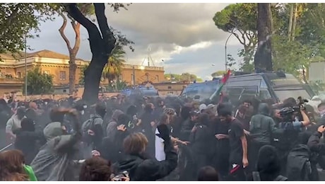 Roma, diretta manifestazione pro Palestina oggi: scontri a Roma. Lancio bottiglie e bombe carta contro agenti. Cariche, lacrimogeni e idranti della polizia. Ferita una ragazza