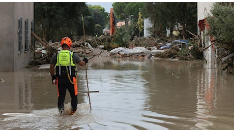 Alluvione in Emilia Romagna, il Lamone ha rotto ancora l'argine a Traversara. A Trieste raffiche di Bora fino a 111 km orari