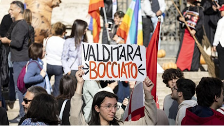 Sciopero dei lavoratori di scuola e università a Roma. La protesta in viale Trastevere: «Valditara bocciato»