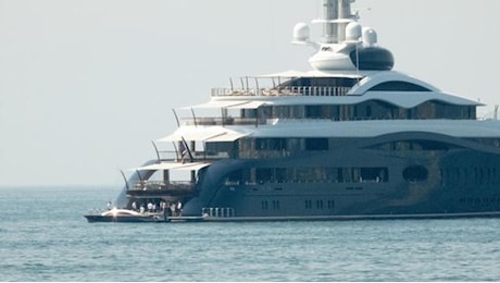 Zuckerberg, il suo giga yacht arriva a Ischia