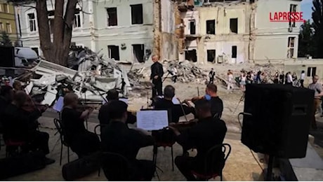 Kiev, l'orchestra da camera si esibisce sulle rovine dell'ospedale pediatrico