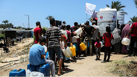 Medio Oriente, nella Striscia di Gaza 4 famiglie su 5 non hanno acqua, più di 2 milioni non mangiano regolarmente, un milione ha malattie legate all’igiene