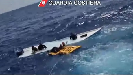 Naufraga barchino di migranti a Lampedusa: 7 sopravvissuti (fra cui bimbo di 8 anni) e 20 dispersi