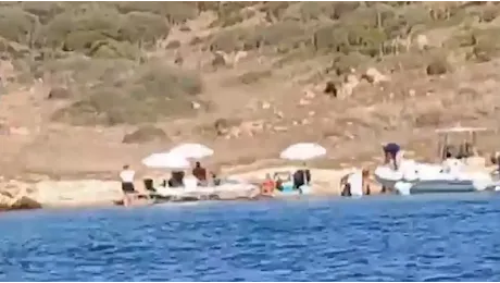 Tavoli, ombrelloni, lettini e waterbike dallo yacht alla spiaggia sul gommone: sbarco cafone a La Maddalena