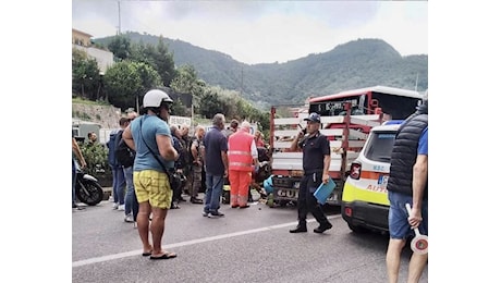 Terribile incidente ad Ischia. Coinvolto un bus ed un furgone, diversi i feriti, uno è grave