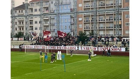 Striscione al Fila: Vogliamo Cairo fuori dai co***oni e sabato 11 espulsioni. Poi gli steward lo strappano