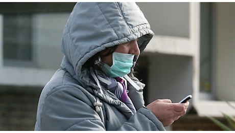 Influenza, boom di casi, obbligo di mascherine e giro di vite negli ospedali inglesi: «Come durante il Covid. C'è una quadrupla epidemia»