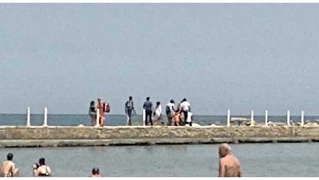 Choc in spiaggia a Falconara: si tuffa dal pontile e non riemerge più: ragazzino di 12 anni muore annegato
