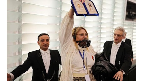 Ue, eurodeputata romena urla con la museruola: cacciata dall'aula