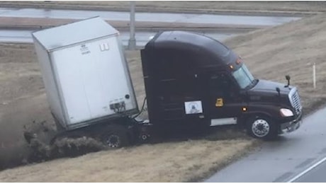 Usa: le strade ghiacciate fanno «pattinare» auto e camion